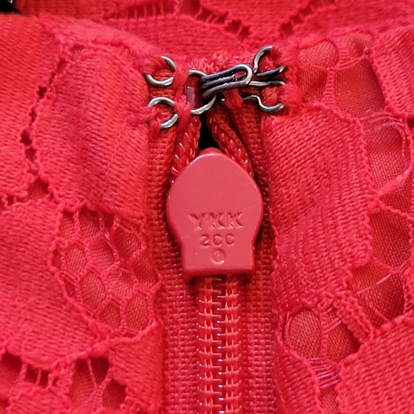 🌟 NWT LEITH Trendy Red Bloom Lace Mini-skirt Women's Size M Ruffles Side Zipper - Picture 4 of 8